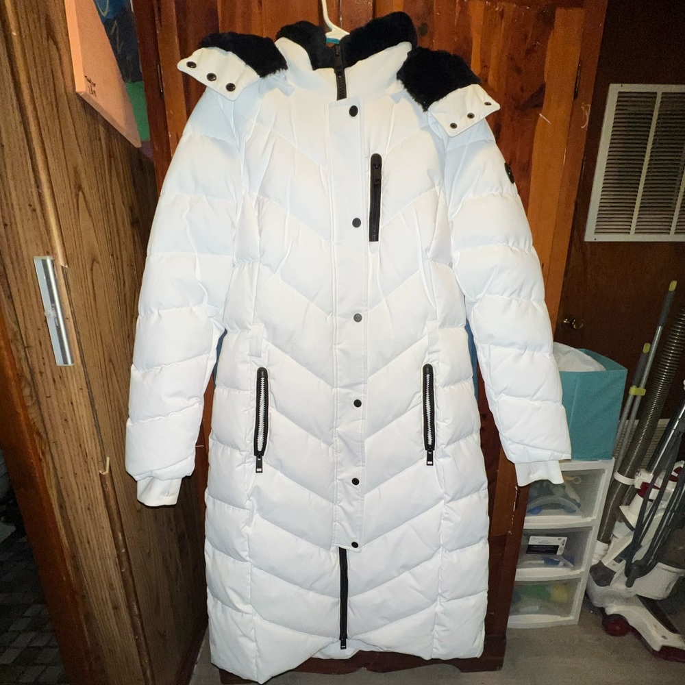 Michael kors Quilted Nylon Belted Puffer Coat - only worn once. STUNNING on